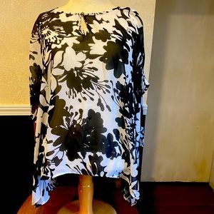 Jennifer Lopez Size L Black and White Floral blouse with butterfly sleeves